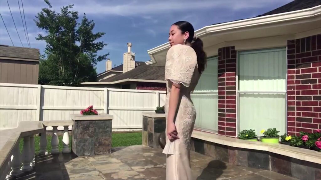Pinay teen turns heads after wearing traditional Filipiniana gown to prom